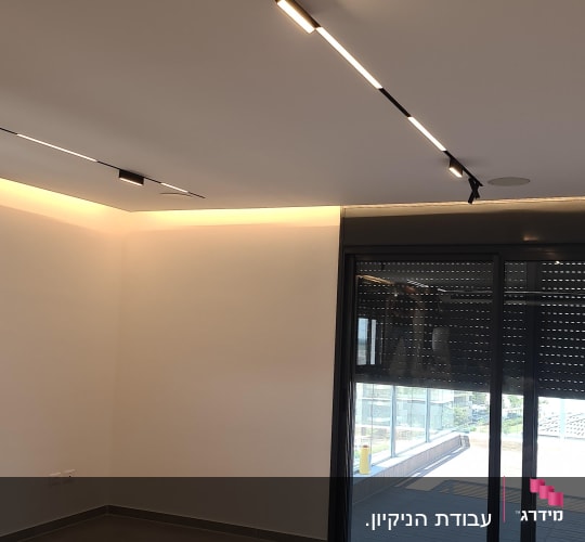 חדר ריק עם רצפה נקייה ותאורה מודרנית
